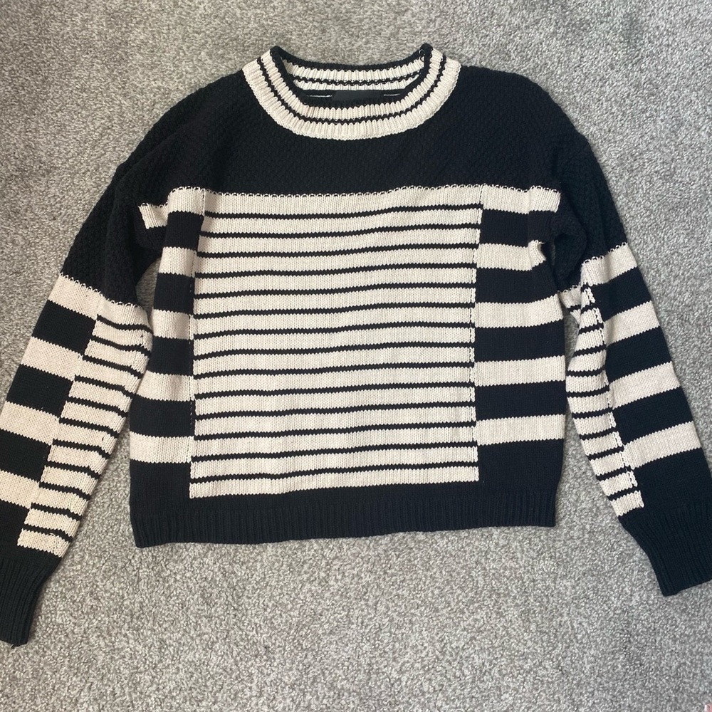 Romeo and Juliet couture women’s black and white sweater, small​​​​